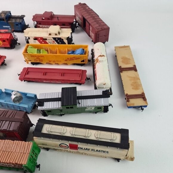 Mixed Lot HO Scale Trains Cars- Freight Boxcars-Flats-Tankers Locomotives T04 - Picture 4 of 13